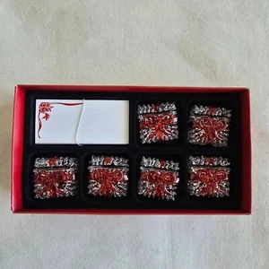 Pier 1 sechs Tischkartenhalter Klarglas Geschenke Pakete rote Schleifen Neu im Karton - Bild 1 von 16