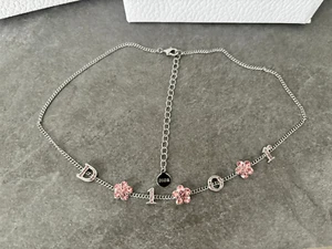 Blumen Dior Halskette mit Box und Tüte, sowie Schleife / Kette / Halsschmuck - Bild 1 von 3