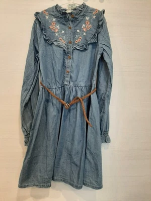 Jeans Kleid Gr. 140 von C&A Happy Girls Club Blau mit Stickereien und Gürtel neu - Bild 1 von 4