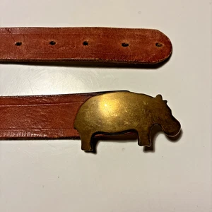 Hebilla de rinoceronte de latón vintage con cinturón de cuero raro pequeño - Imagen 1 de 7