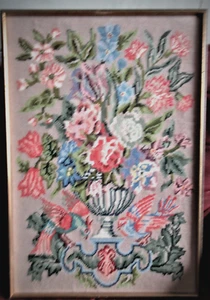 Vintage Queen Marys Teppich gerahmt Stickerei glorreiche Blumen und Vögel - Bild 1 von 6