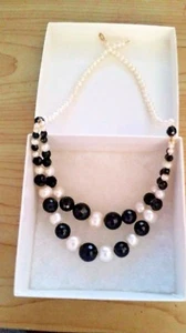 BEAUTIFUL WHITE PEARL AND BLACK ONYX NECKLACE 17" - Picture 1 of 7
