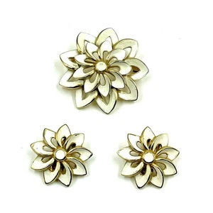 Conjunto de pendientes broche flor esmalte crema tono dorado Trifari MCM corona vintage clip - Imagen 1 de 5