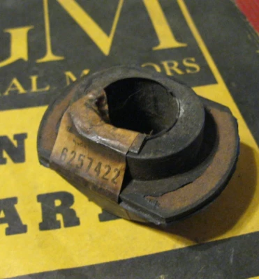 NOS 1960-1961 Chevrolet Corvair outer strut bushing - Imagem 1 de 2