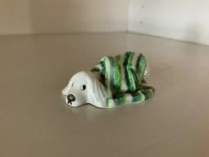 Vintage Keramik Margaret Howard Sammlerstück Hund unter einer grünen Decke Figur - Bild 1 von 6