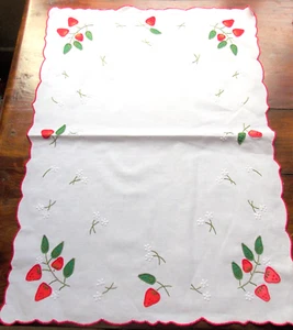 NAPPERON BRODE MAIN FRAISES 40x 60  RECTANGULAIRE SUPER PROMO*** - Picture 1 of 2
