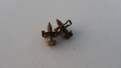 Buick Skylark GS 1970-72 usado original carcasa de luz trasera tornillos y clips de montaje Foto 1 de 4