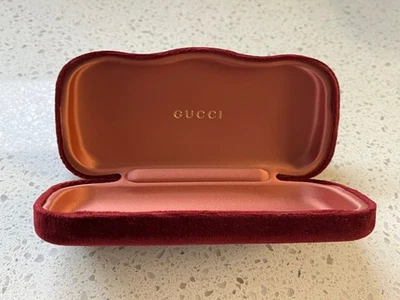 Estuche rígido para gafas y gafas de sol Gucci estuche de terciopelo rojo Foto 1 de 3