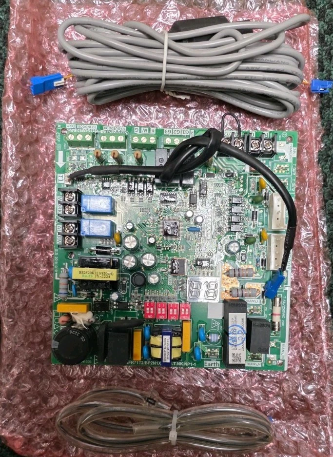 BOSCH CLIMATE 5000 24V PCB INTERFACE BOARD 17122000054129 US1-KFR71T2/BP2N1X-B. - Image 1 of 3