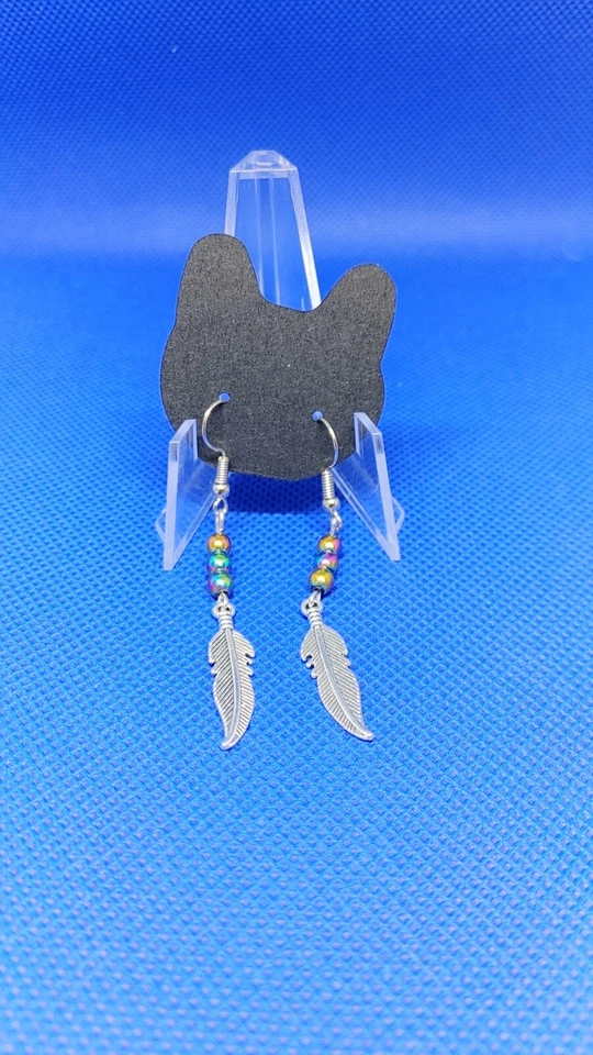 Orecchini Fatti A Mano Con Perline Multicolor E Piuma - Immagine 1 di 3