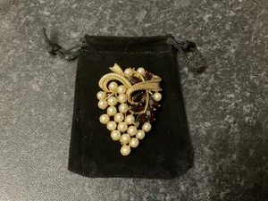 Preloved Large Grape Vine With Red Crystal Faux Pearls  Vintage Gold Brooch 6cm - Picture 1 of 4