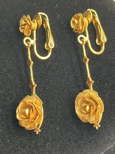 Hermosos aretes colgantes/gotas para mujer Cabbage Rose chapados en oro con clip trasero - Imagen 1 de 4