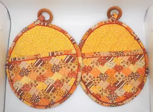 2 almohadillas calientes acolchadas vintage años 70 horno con soporte amarillo naranja marrón retazos - Imagen 1 de 8