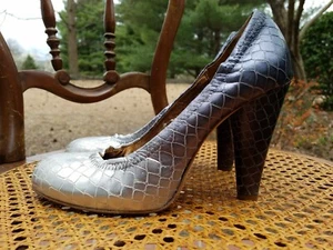 CYNTHIA VINCENT WOMENS HEELS DESIGNER SNAKESKIN SILVER LEATHER PUMPS 8 $277 - Picture 1 of 9