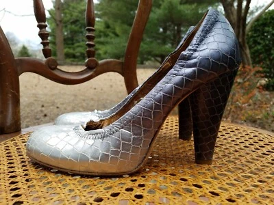 CYNTHIA VINCENT MUJER TACONES DISEÑADOR PIEL SERPIENTE CUERO PLATA ZAPATOS DE SALÓN 8 $277 Foto 1 de 4