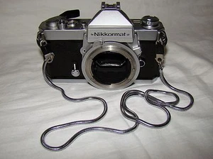Raro Antiguo Cuerpo de Cámara Nikon FT2 Nikkormat Abolladura Nikon en Puerta y en Botom - Imagen 1 de 1