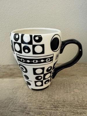 Caneca de café Pier 1 Traffix preta branca geométrica - Imagem 1 de 4