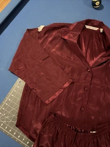 Victorias Secret Pyjama Schlafset Gr. L Burgund Shorts/Top Satin Seidig - Neu - Bild 1 von 11