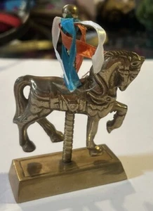 "Caballo carrusel de latón de colección con cintas rojas blancas azules de 4"" de alto" - Imagen 1 de 4