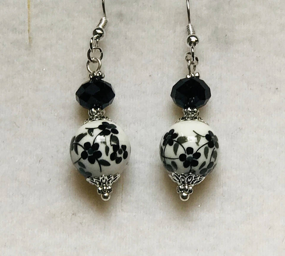 Impresionantes Pendientes Colgantes de Cristal Negro de Cerámica Homenaje Floral Negro Foto 1 de 1