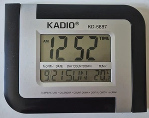 Kadio KD-5887 Digitale Wand- oder Tischuhr mit Tag-Datum & Temperatur 10 x 8" - Bild 1 von 3