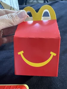 2025 McDONALD'S Lil Mcdonalds Miniatur Kinder HAPPY MEAL BOX ROT Restaurant Spielzeug - Bild 1 von 14