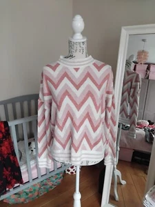 New Pink Chevron Batwing Soft Knit Jumper S Approx 10 Sparkly - Picture 1 of 3