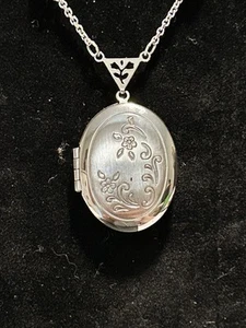 Medallón vintage AVON plateado con detalles de perlas sintéticas - Imagen 1 de 7
