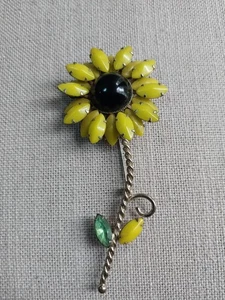 Vintage Brosche signiert 60er Jahre weiß langer gedrehter Stiel gelb und schwarz Blume - Bild 1 von 10