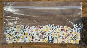 ALPHABET Buchstaben WÜRFELFÖRMIGE PERLEN weiß mit Regenbogenfarben ~ klein gemischt 0,8 Oz Posten - Bild 1 von 5
