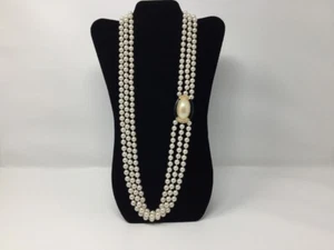 RETRO TRIPLE STRAND OF BEADS WITH PENDANT - Picture 1 of 3