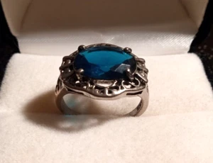 VTG 925 Sterling Silver Victorian Style Ring - Simulated Emerald Stone - Size 9 - Picture 1 of 8
