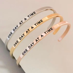 Brazalete PERSONALIZADO MANTRA Inspiración Cita GRABADO 'UN DÍA A LA VEZ' - Imagen 1 de 10