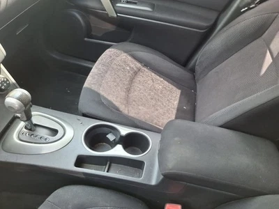 Nissan Rogue 2011 consola central reposabrazos tela negra usado 3600689 Foto 1 de 4