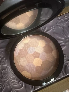 Signature Club A Colossal Kaleidoscope Youthful glow powder Shade #4 Tawny Tones - Picture 1 of 2
