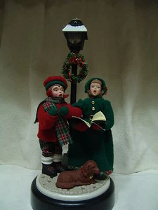 VINTAGE MUSICAL W/LIGHTED LAMP POST 2 CAROLERS & DOG HOLIDAY CREATIONS 1993 - Picture 1 of 10