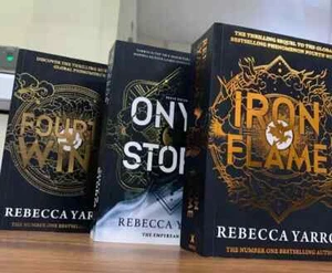 Onyx Storm + Iron Flame+ Fourth wing by Rebecca Yarros 3 books set Fast Shipping - Foto 1 di 5