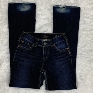 Silver Jeans Suki Boot Cut Damen Größe 26/32 Distressed Säume Löcher Dark Mid Rise - Bild 1 von 12