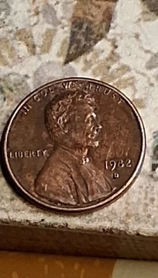 1982 Lincoln Memorial Penny Mint D. CA touching.  Weigh 3.1 g - Image 1 of 2