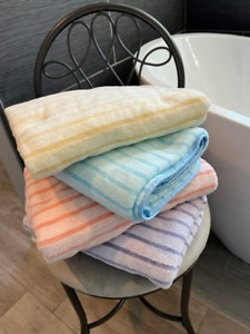 BATH TOWEL: Striped /MultiColors/Soft/ Absorbent/ Anti-Shedding/Oblong PreOwned
