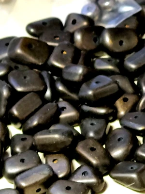 100 PIEZAS CUENTAS ESPACIADORAS PEPITA ASTILLAS RECUBIERTAS DE GRAFITO DE HEMATITA RECUBIERTAS DE ACRÍLICO 5 x 9 mm-nos Foto 1 de 4