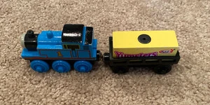 Thomas & Friends Ferrovia in legno CARGO VAGONE CON YUMSTERS CARGO treno motore in ottime condizioni - Foto 1 di 5