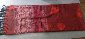 Women's Wrap Fringed Scarf Red Black Rayon Silky Feel Inlay Design 42x22.5 - Imagen 1 de 3