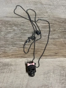 Collana con ciondolo teschio Betsey Johnson, fiocco in ceramica rosa. - Foto 1 di 5