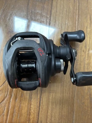 Carrete de baitcast Daiwa Tatula CT 8,1:1 - negro (TTUCT100XS) Foto 1 de 4