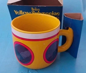 Tazza Vintage Giallo Submarine Tutto ciò di cui hai bisogno è amore - NOS - Spedizione Giorno Sano  - Foto 1 di 6