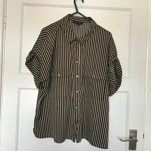 New Look Bluse schwarz gold gestreift Größe 16 Kurzarm Kragen Arbeitskleidung - Bild 1 von 10