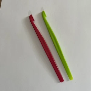Tupperware Citrus Orange Grapefruit Peelers Set Of 2 -PINK And GREEN BRAND NEW - Picture 1 of 1
