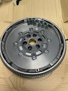 VW TRANSPORTER T5 1.9TDI TOURAN PASSAT B6 1.9TDI DUAL MASS FLYWHEEL LUK - Picture 1 of 2