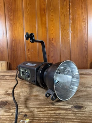 CALUMET  BOWENS TRAVELITE-750 CE-1000 PORTABLE PORTRAIT - Image 1 of 4